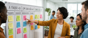 Pessoa apontando para post-its coloridos organizados em um quadro branco, representando a metodologia Kanban de gestão visual de tarefas e fluxo de trabalho.