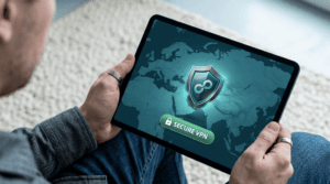 Pessoa segura um tablet exibindo uma interface de VPN ativa sobre um mapa-múndi, representando proteção digital e segurança adaptativa em tempo real.