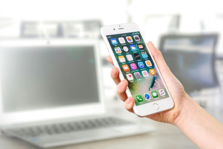 Pessoa segurando smartphone com apps exibidos na tela, representando a personalização de aplicativos Android com ferramentas como o Lucky Patcher.