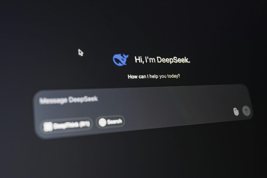 Interface de inteligência artificial exibida em tela escura, com mensagem de boas-vindas e campo de entrada de texto, representando aplicações de IA como chatbots e visão computacional.