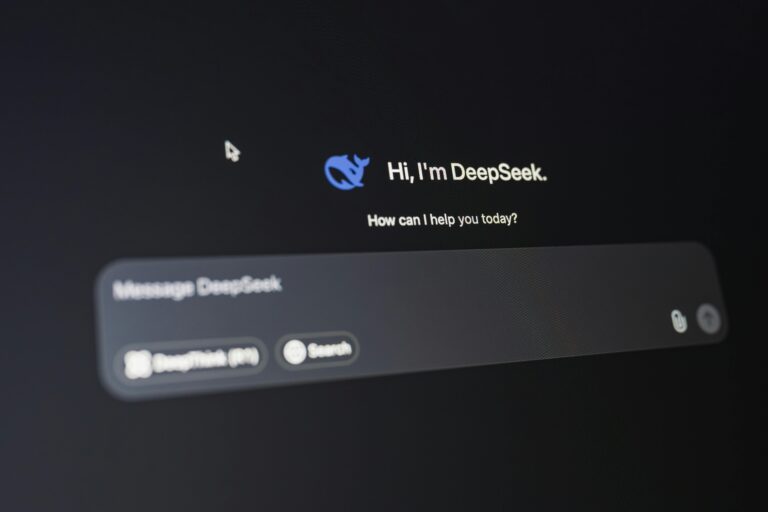 Interface de inteligência artificial exibida em tela escura, com mensagem de boas-vindas e campo de entrada de texto, representando aplicações de IA como chatbots e visão computacional.