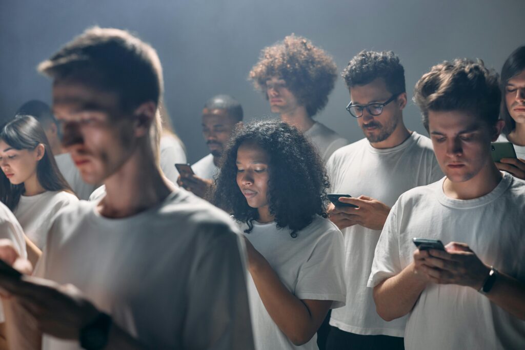 Grupo diverso de pessoas usando smartphones em silêncio, simbolizando diferentes perfis de usuários e comportamentos digitais.