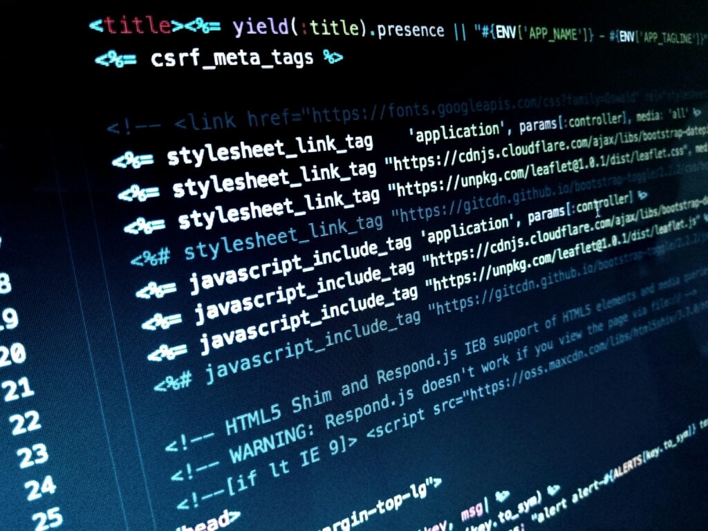 Tela de computador com códigos de programação e links de scripts, representando soluções modernas de Cloud Computing para hospedagem e processamento de dados online.