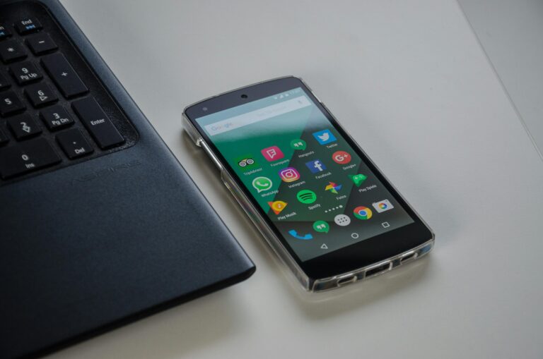 Smartphone com apps exibidos na tela, representando a personalização de aplicativos Android com ferramentas como o Lucky Patcher.