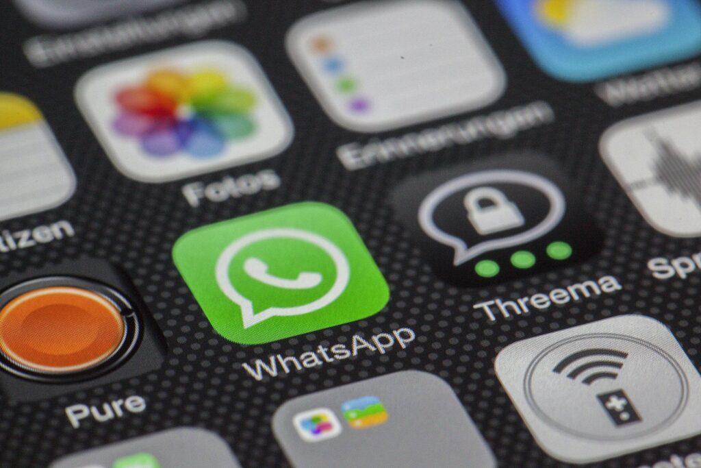 Ícone do WhatsApp na tela de um smartphone ao lado de outros aplicativos, representando o novo recurso de privacidade lançado em 2025.