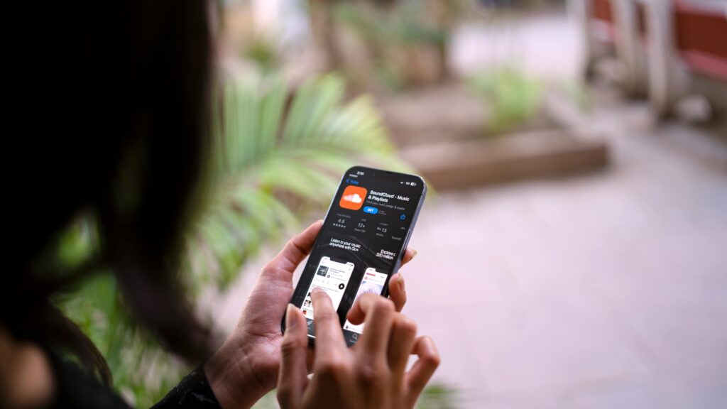 Pessoa utilizando smartphone para baixar um aplicativo em alta velocidade, representando conectividade móvel aprimorada com tecnologia 5G.