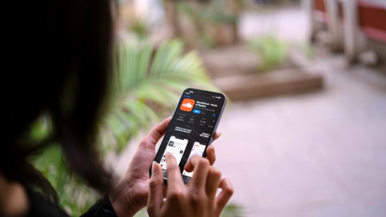 Pessoa utilizando smartphone para baixar um aplicativo em alta velocidade, representando conectividade móvel aprimorada com tecnologia 5G.
