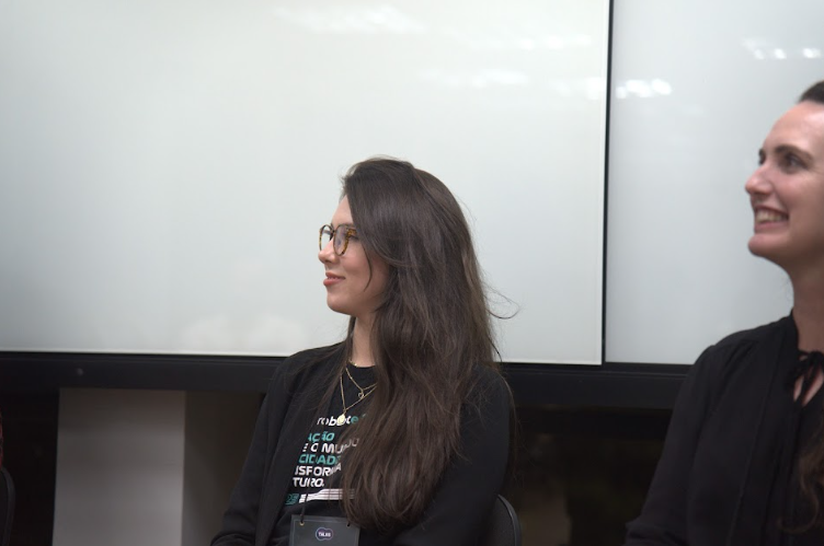 Camila B. e Cristiane Horr durante o painel do Executive Talks, sorrindo e atentas às discussões sobre inovação e transformação digital.