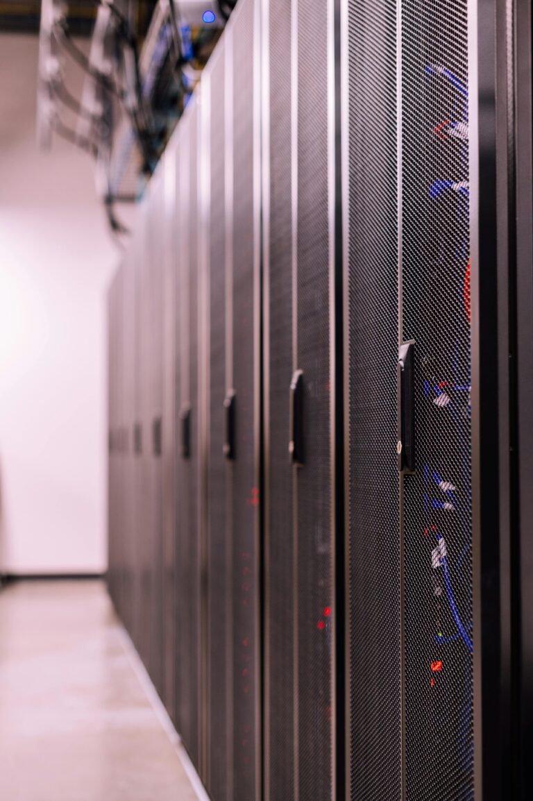 Corredor de servidores em data center moderno, simbolizando a infraestrutura robusta por trás de soluções IaaS na nuvem.