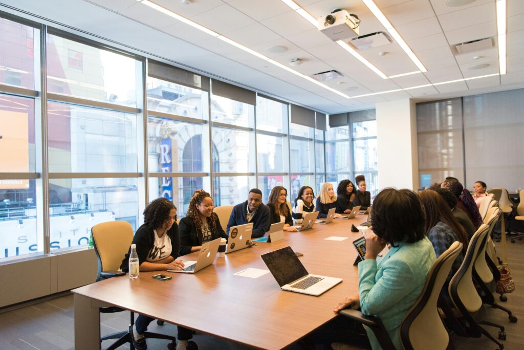 Reunião corporativa com equipe de TI analisando soluções para migração do SAP tradicional para SAP S/4HANA, diante do fim do suporte.