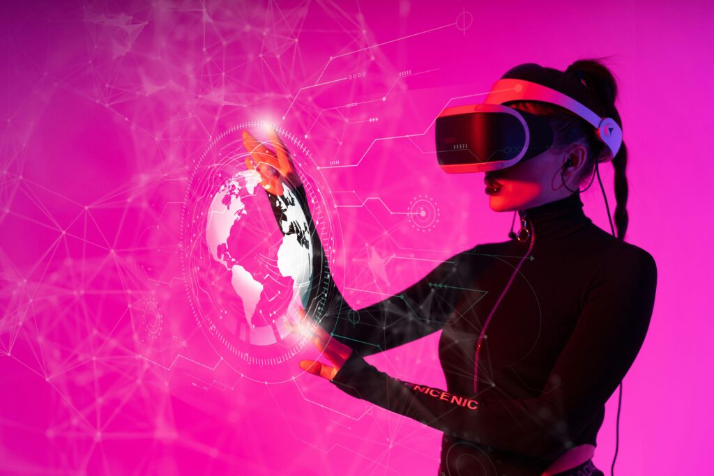 Mulher usando óculos de realidade virtual interagindo com interface digital holográfica representando o globo terrestre, simbolizando aplicação de inteligência artificial tradicional.