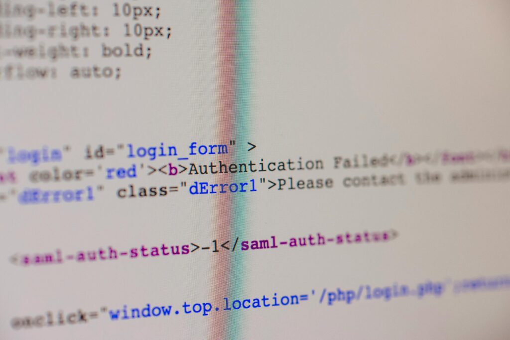 Tela de computador exibindo código HTML com mensagem de erro de autenticação, representando desafios técnicos durante processos de digitalização.