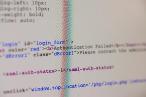 Tela de computador exibindo código HTML com mensagem de erro de autenticação, representando desafios técnicos durante processos de digitalização.