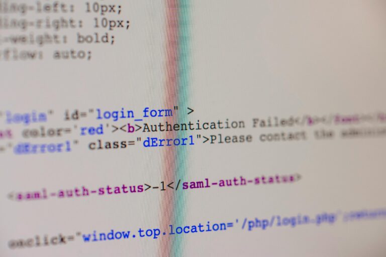 Tela de computador exibindo código HTML com mensagem de erro de autenticação, representando desafios técnicos durante processos de digitalização.