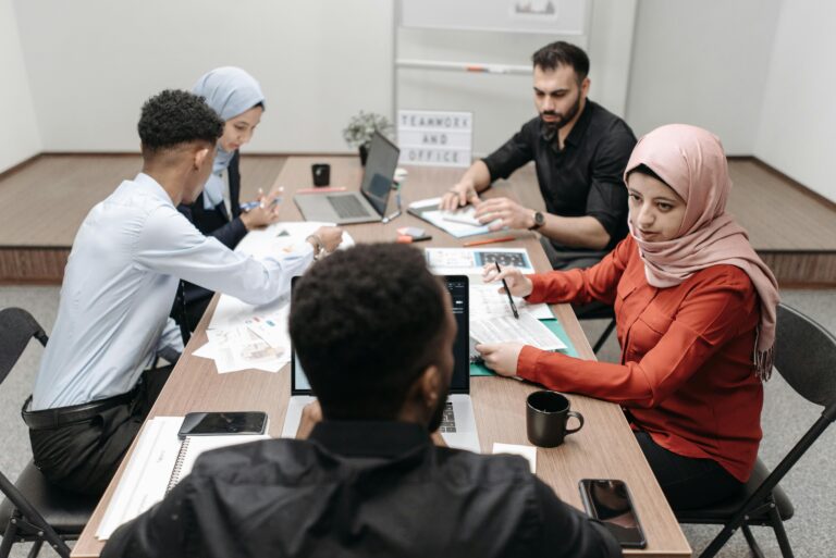 Equipe reunida em uma sessão de planejamento estratégico, analisando dados e recursos de infraestrutura, como VPS, para seus projetos.