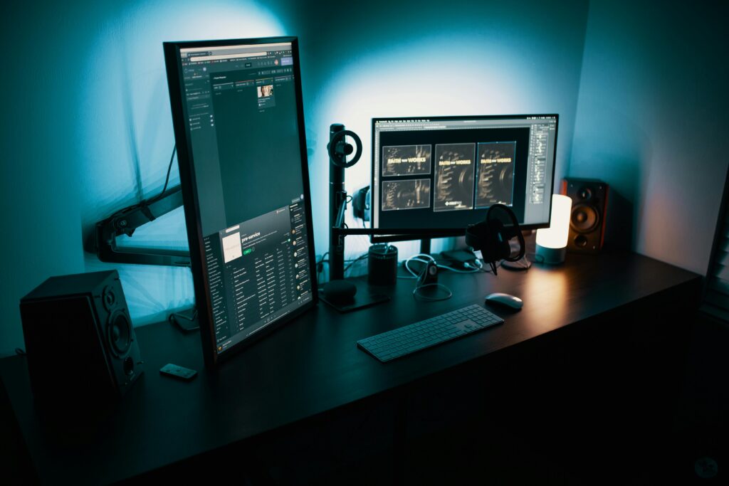 Setup moderno com dois monitores exibindo interfaces de dados e IA, representando o uso de MCP e RAG para governança corporativa digital.
