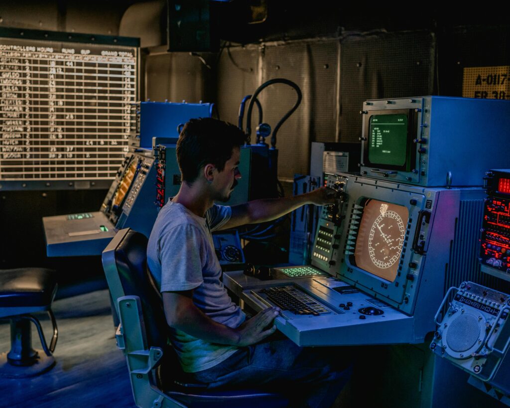 Profissional operando sistema de monitoramento com telas e algoritmos automatizados baseados em machine learning