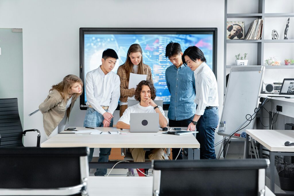 Equipe analisa dados com inteligência artificial em reunião estratégica.
