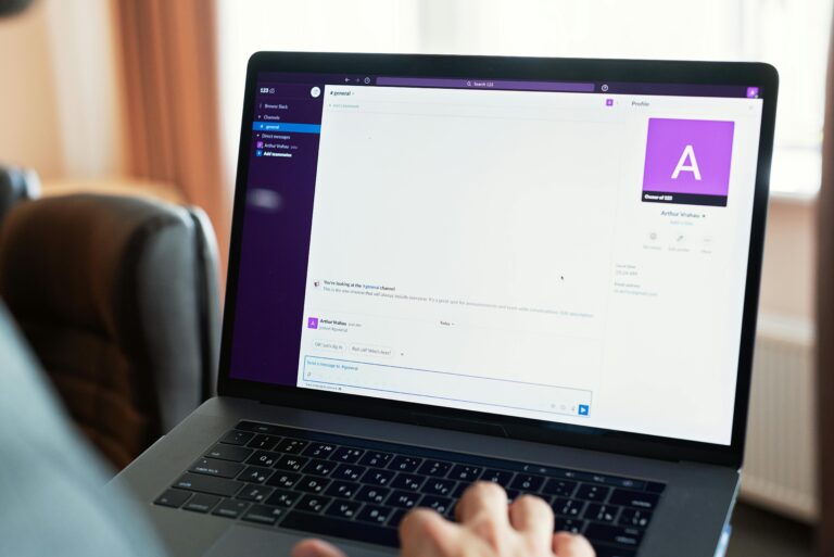 Pessoa usando notebook com ambiente de mensagens corporativas aberto, simbolizando a complexidade da comunicação durante projetos de migração para o SAP S/4HANA.