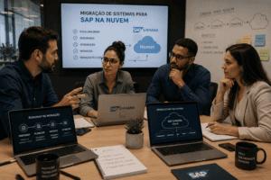 Profissionais reunidos em frente a notebooks discutem soluções para migração de sistemas para SAP na nuvem.