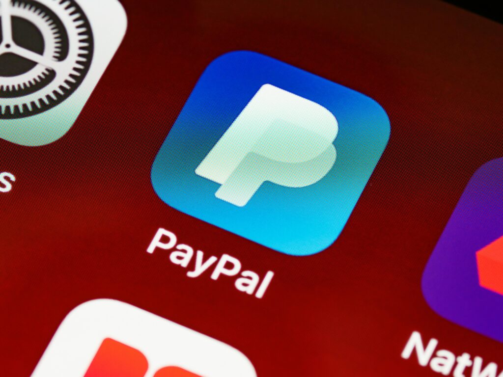 Ícone do aplicativo PayPal no celular representando o PayPal World e a integração de carteiras digitais globais para pagamentos internacionais.