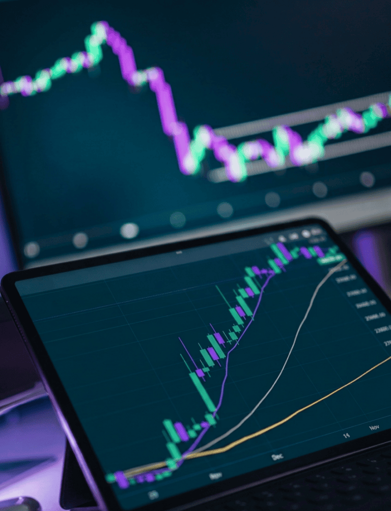 Tablet exibindo gráficos financeiros em tom verde e roxo com foco em análise de dados e registros CRDC, sobre mesa de trabalho com iluminação neon.