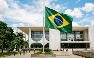 Vista externa de um prédio moderno de infraestrutura tecnológica com a bandeira do Brasil na entrada, representando a expansão dos data centers no país.