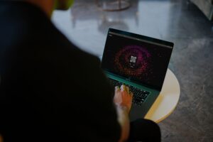 Pessoa usando notebook em rede pública para ilustrar os cuidados essenciais com a segurança na internet e a proteção de dados bancários.