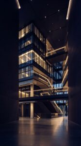 Arquitetura corporativa moderna com iluminação dourada representando investimento.