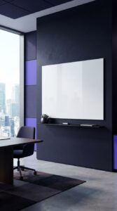Escritório moderno e iluminado com quadro branco vazio simbolizando o potencial criativo.